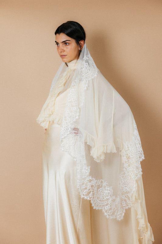 Frédèrique silk Chantilly lace bridal veil by Théoro