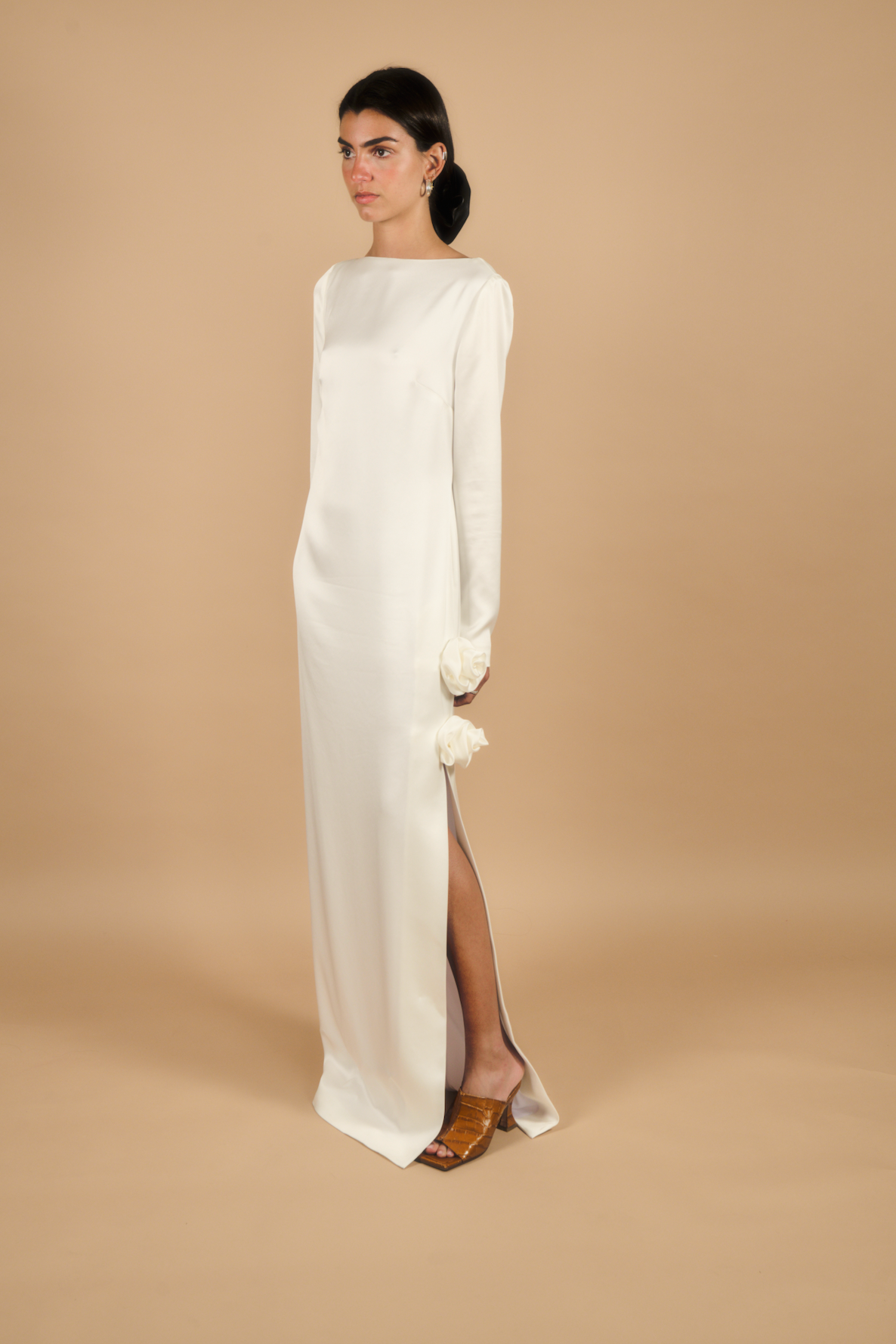 Montecarlo ivory triacetate satin wedding dress with slit by Théoro
